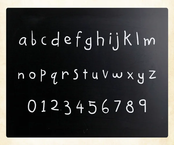 "字母"手写在黑板上用白色粉笔 — 图库照片