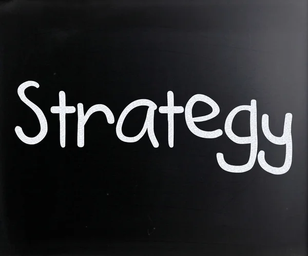 "Estrategia "escrito a mano con tiza blanca en una pizarra — Foto de Stock
