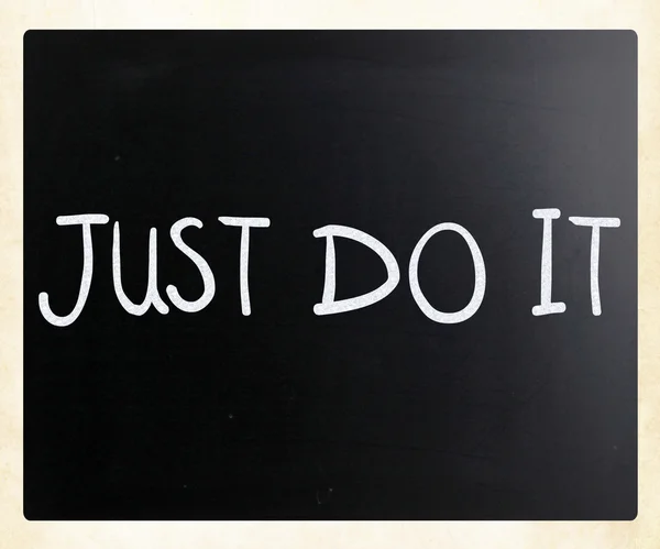"Just do it "handgeschrieben mit weißer Kreide auf einer Tafel — Stockfoto