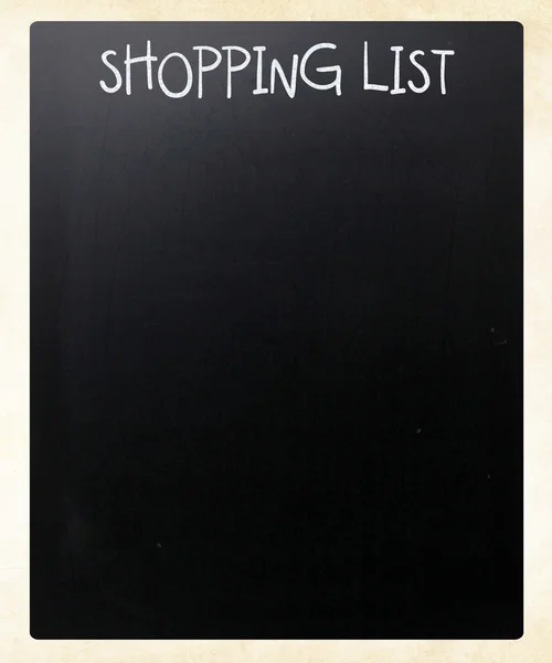 "Alışveriş listesi" bir tahta üzerinde beyaz tebeşir ile el yazısı — Stok fotoğraf