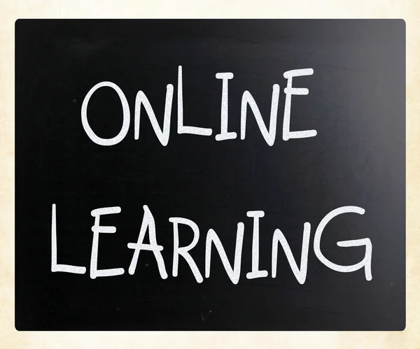 "Aprendizaje en línea "escrito a mano con tiza blanca en una pizarra —  Fotos de Stock