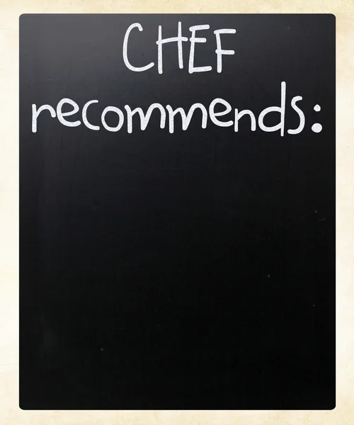 "Šéfkuchař doporučuje "vlastnoručně psaný bílou křídou na tabuli — Stock fotografie