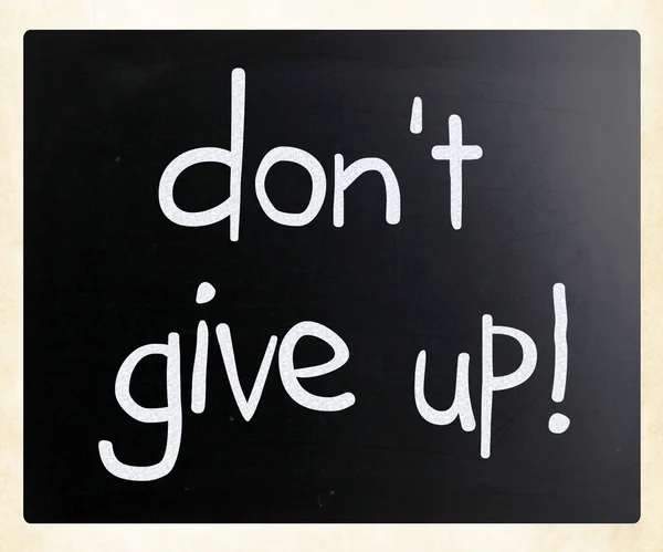 "Don't give up" handwritten with white chalk on a blackboard — Stock Photo, Image