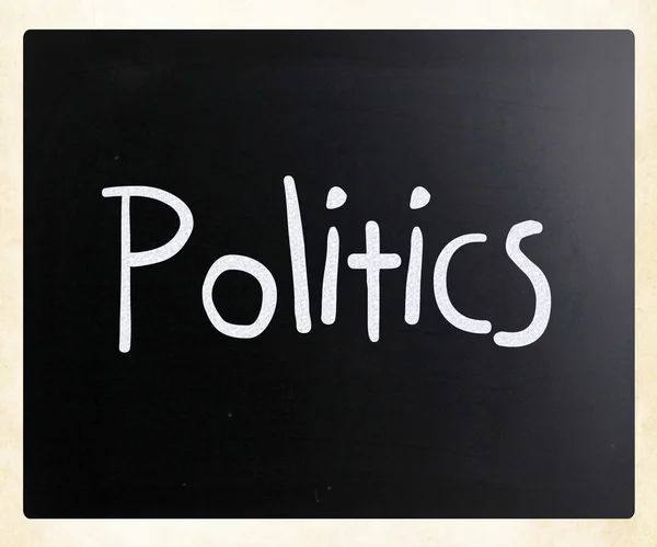 Het woord "politiek" met de hand geschreven met wit krijt op een schoolbord — Stockfoto