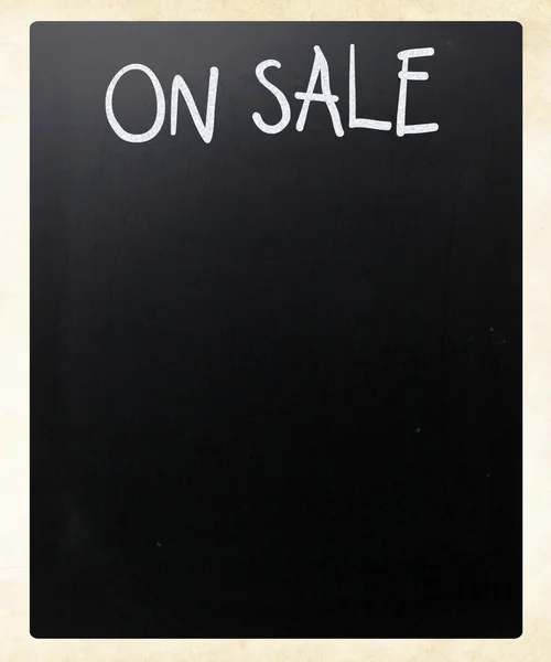"Uitverkoop "handgeschreven met wit krijt op een Blackboard — Stockfoto