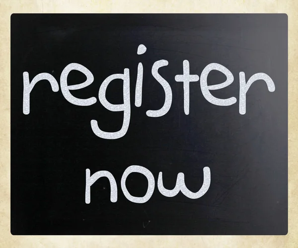 "Registrera nu "handskriven med vit krita på en svart tavla — Stockfoto