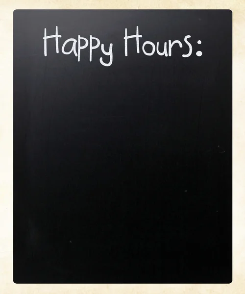 "Χαρούμενες ώρες "χειρόγραφη με άσπρη κιμωλία σε έναν μαυροπίνακα — Φωτογραφία Αρχείου