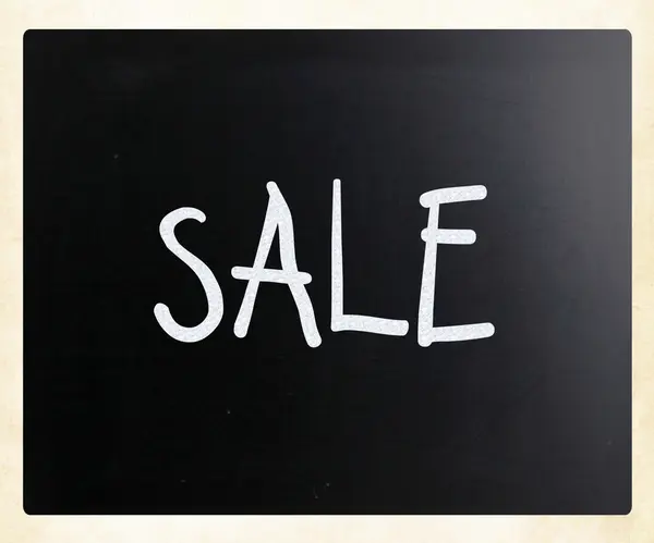 "Verkoop"handgeschreven met wit krijt op een bord — Stockfoto