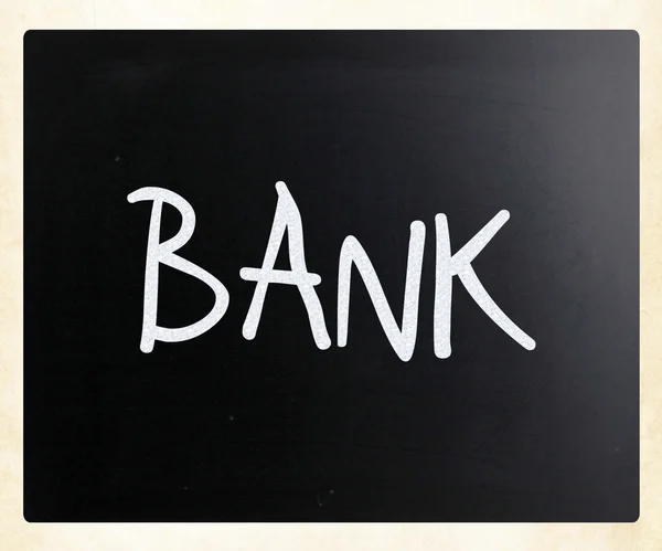 Het woord "bank" handgeschreven met wit krijt op een schoolbord — Stockfoto