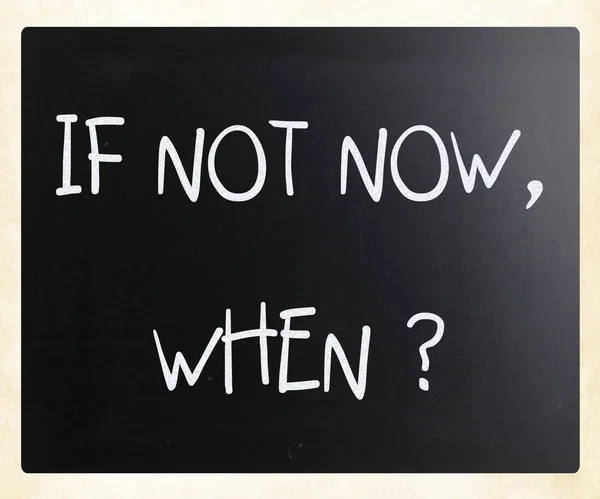 "Αν όχι τώρα, όταν;» χειρόγραφα με λευκή κιμωλία σε έναν πίνακα — Φωτογραφία Αρχείου