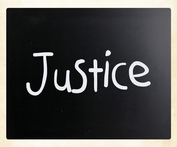 "正义"手写用白色粉笔在黑板上 — 图库照片