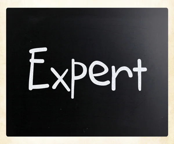 The word "Expert" handwritten with white chalk on a blackboard — Stock Photo, Image