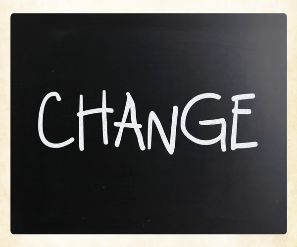 "Değiştir" bir tahta üzerinde beyaz tebeşir ile el yazısı — Stok fotoğraf