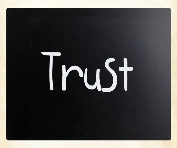 Slovo "důvěru", psané s bílou křídou na tabuli — Stock fotografie