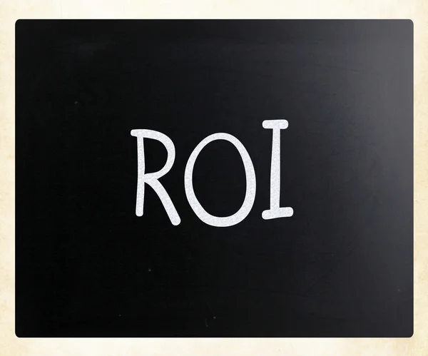 La palabra "ROI" escrita a mano con tiza blanca en una pizarra — Foto de Stock