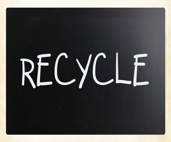 "Recycle "ręcznie z białą kredą na tablicy — Zdjęcie stockowe