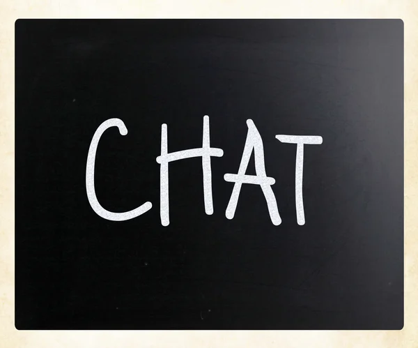 Het woord "chat" handgeschreven met wit krijt op een schoolbord — Stockfoto