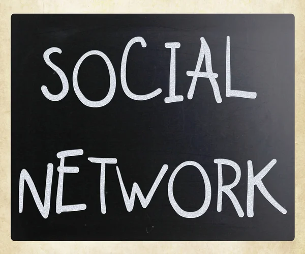 Η λέξη "κοινωνικό δίκτυο" χειρόγραφα με άσπρη κιμωλία σε ένα blac — Φωτογραφία Αρχείου