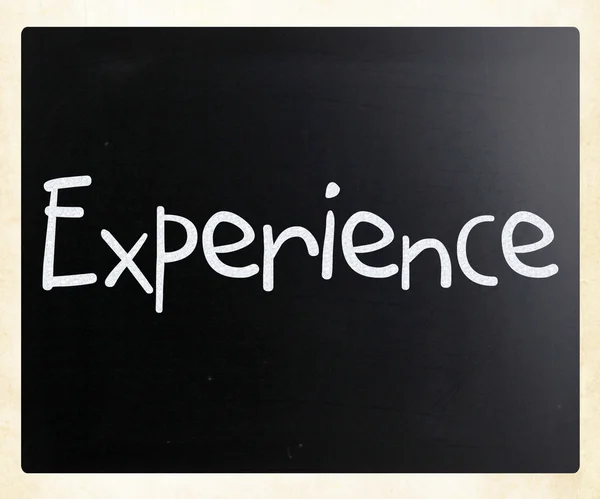 Het woord "ervaring" handgeschreven met witte krijt op een blackboa — Stockfoto