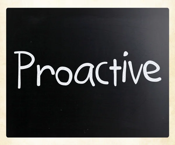 A palavra 'Proactive' escrito à mão com giz branco em um javali — Fotografia de Stock