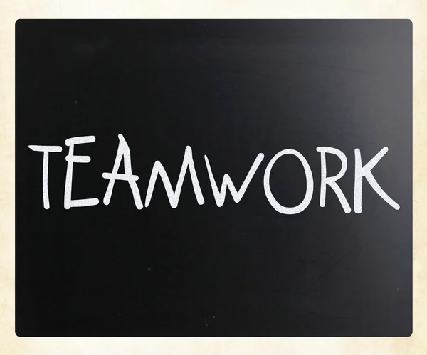 Slovo "Týmová práce" ručně s bílou křídou na tabuli — Stock fotografie