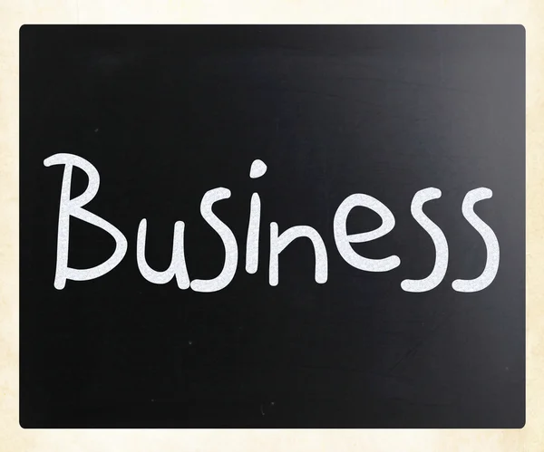 Słowo "biznes" ręcznie z białą kredą na tablicy — Zdjęcie stockowe