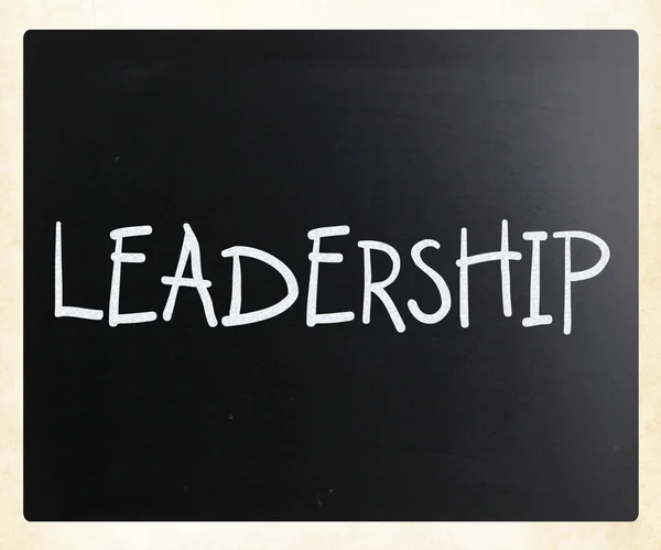用白色粉笔在 blackboa 上手写的"领导力"一词 — 图库照片