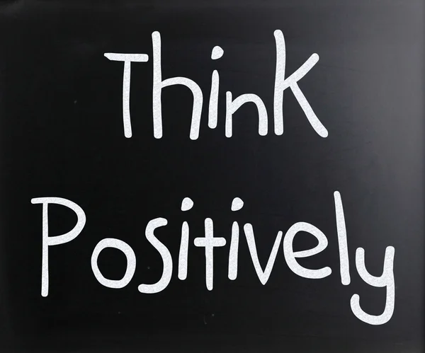 "Piensa positivamente "escrito a mano con tiza blanca en una pizarra —  Fotos de Stock
