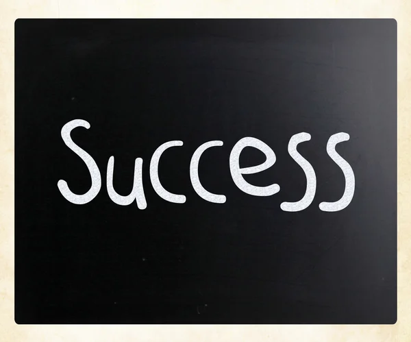Slovo 'Úspěch' rukou s bílou křídou na tabuli — Stock fotografie
