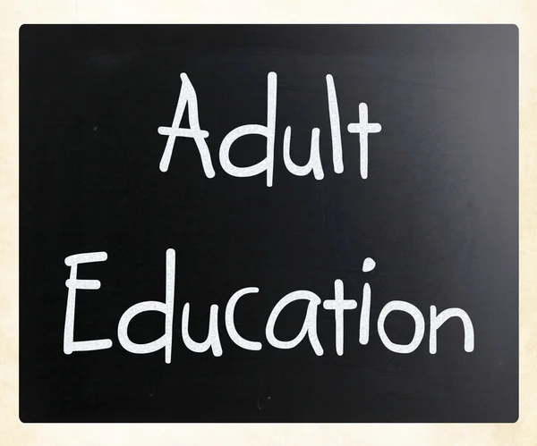 "Éducation des adultes "écrit à la main à la craie blanche sur un tableau noir — Photo
