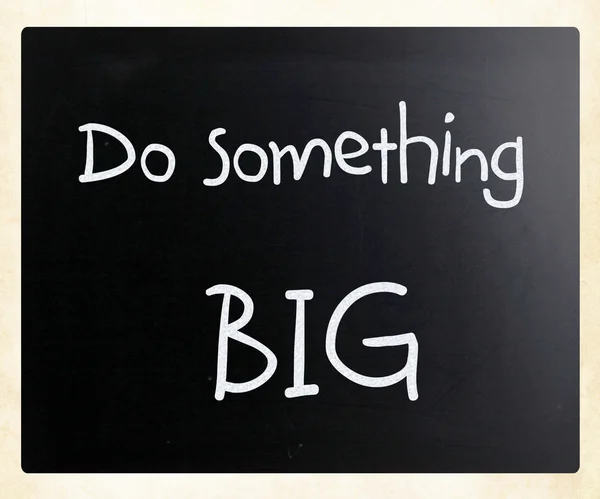 "Doe iets groots ' handgeschreven met wit krijt op een Blackboard — Stockfoto