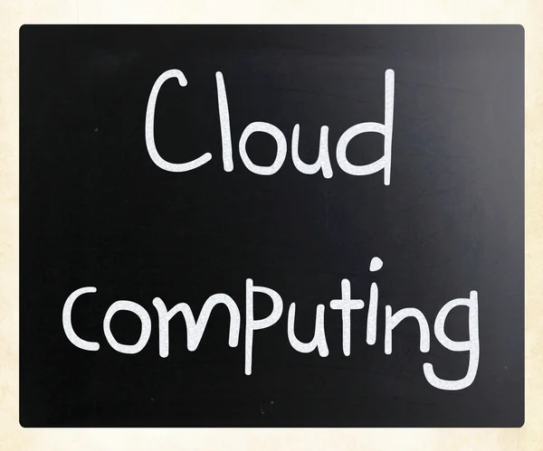 "Cloud computing "écrit à la main à la craie blanche sur un tableau noir — Photo