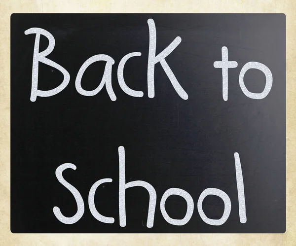 "Volver a la escuela "escrito a mano con tiza blanca en una pizarra —  Fotos de Stock