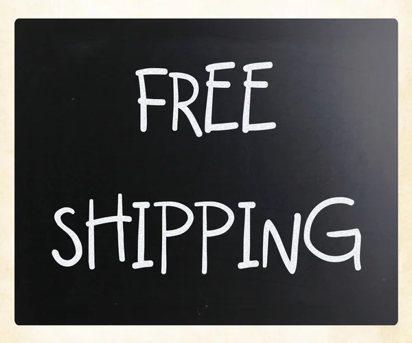 "kostenloser Versand "handgeschrieben mit weißer Kreide auf einer Tafel — Stockfoto