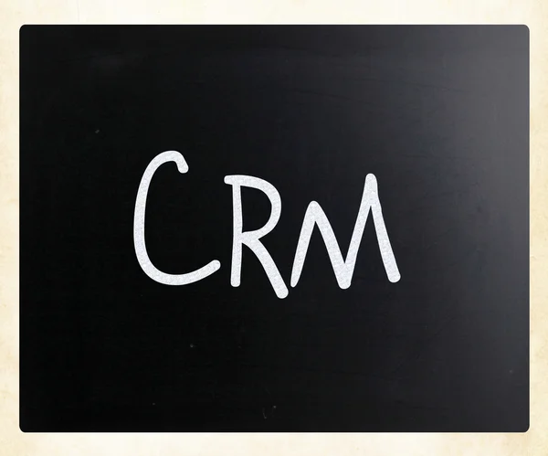 एक ब्लैकबोर्ड पर सफेद चक्की के साथ लिखा गया शब्द "सीआरएम" — स्टॉक फ़ोटो, इमेज