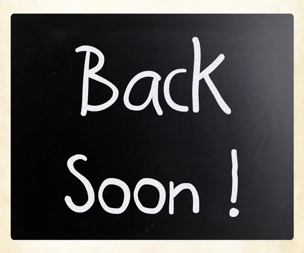 "¡Regresa pronto! " escrito a mano con tiza blanca en una pizarra —  Fotos de Stock