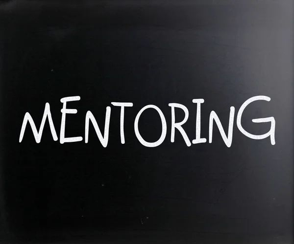 La palabra "Mentoring" escrita a mano con tiza blanca en un blackboar —  Fotos de Stock