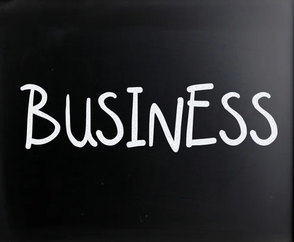 Das Wort "Geschäft" handgeschrieben mit weißer Kreide auf einer Tafel — Stockfoto
