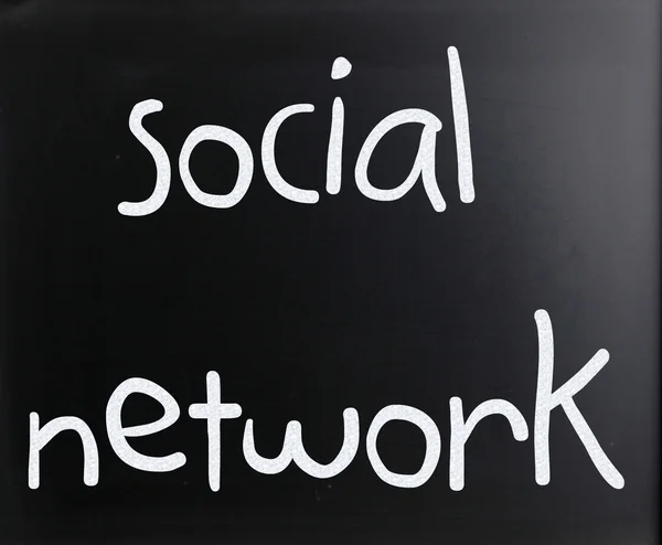 The word "Social network" handwritten with white chalk on a blac — Stock Photo, Image