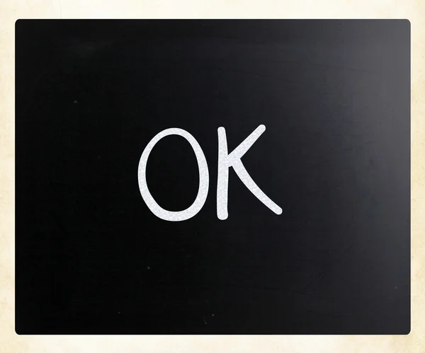"OK "manuscrit avec de la craie blanche sur un tableau noir — Photo