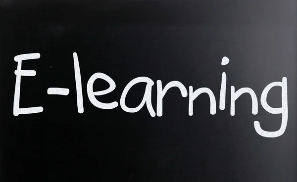 La palabra "E-learning" escrita a mano con tiza blanca en un blackboa — Foto de Stock