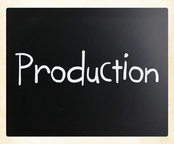 "Productie "handgeschreven met wit krijt op een Blackboard — Stockfoto
