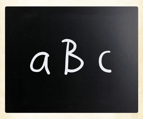 "ABC "handgeschrieben mit weißer Kreide auf einer Tafel — Stockfoto