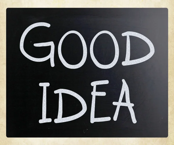 "dobrý nápad "vlastnoručně psaný bílou křídou na tabuli — Stock fotografie