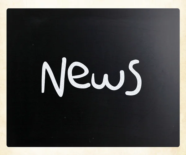 "News "écrit à la main avec de la craie blanche sur un tableau noir — Photo