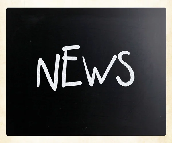 "news "handgeschrieben mit weißer Kreide auf einer Tafel — Stockfoto