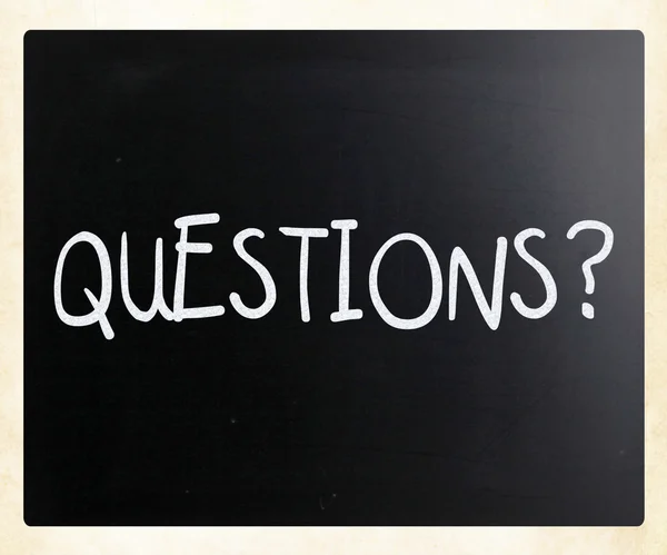 "Sorular mı?" bir tahta üzerinde beyaz tebeşir ile el yazısı — Stok fotoğraf