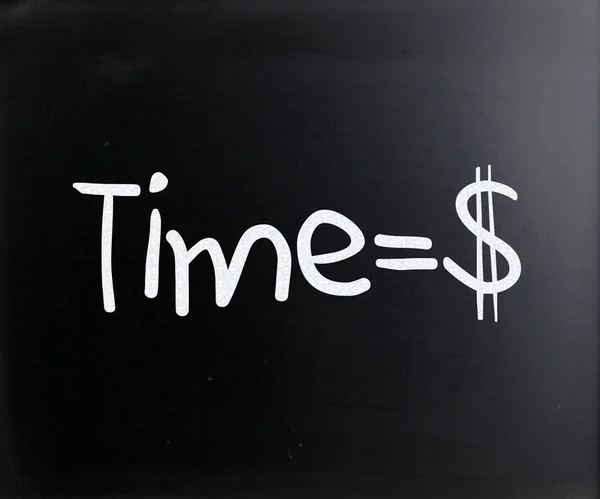 "Czas to pieniądz "ręcznie z białą kredą na tablicy — Zdjęcie stockowe
