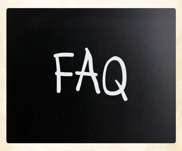 "FAQ "χειρόγραφη με λευκή κιμωλία σε έναν μαυροπίνακα — Φωτογραφία Αρχείου