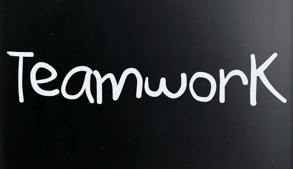 Het woord "samenwerking" met de hand geschreven met wit krijt op een schoolbord — Stockfoto